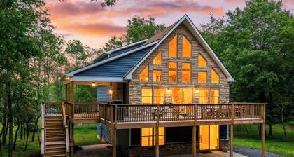 7BDR! • Walk to Lake • Hot Tub, Game Room, Deck | Bluejay Getaway by AvantStay