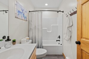 Douche, séchoir à cheveux, serviettes fournies