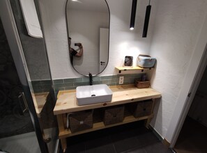 Douche, séchoir à cheveux, bidet, serviettes fournies