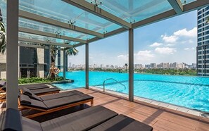 Outdoor pool - Landmark 81 By KVG Suite Apartment (Ho Chi Minh City)