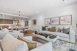 Smart TV, fireplace - Frontgate 209 - 2 Bedroom Residence (Avon)