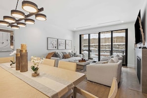 Smart TV, fireplace - Frontgate 209 - 2 Bedroom Residence (Avon)