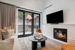 Smart TV, fireplace - Frontgate 415 - 2 Bedroom Residence (Avon)