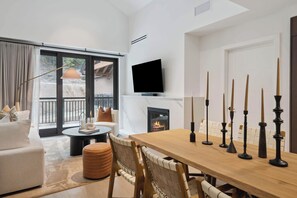 Smart TV, fireplace - Frontgate 415 - 2 Bedroom Residence (Avon)