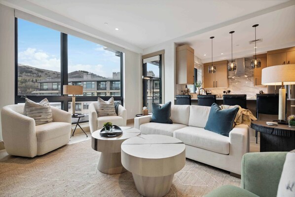 Smart TV, fireplace, stereo