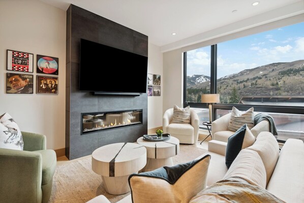 Smart TV, chimenea y estéreo 