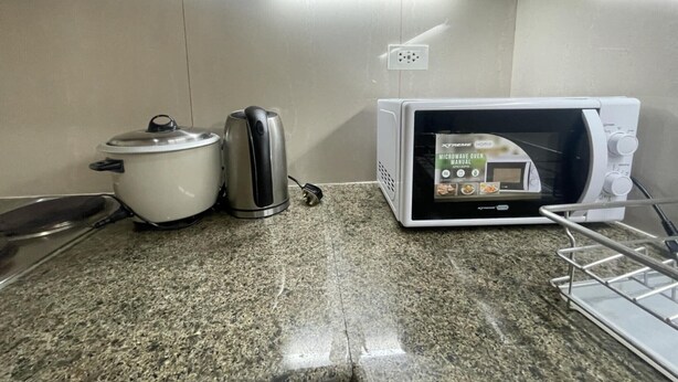 Keittiössä on mikroaaltouuni, riisinkeitin ja vedenkeitin, ja kaikki on sijoitettu graniittitasolle.