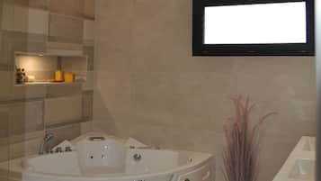 Een douche, een bubbelbad, een haardroger, handdoeken