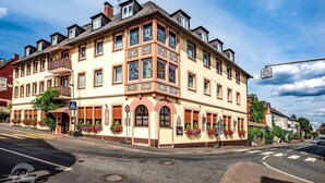 A historic building with multiple stories, large windows, and decorative elements. - Hotel Rüdesheimer Hof (Ruedesheim am Rhein)