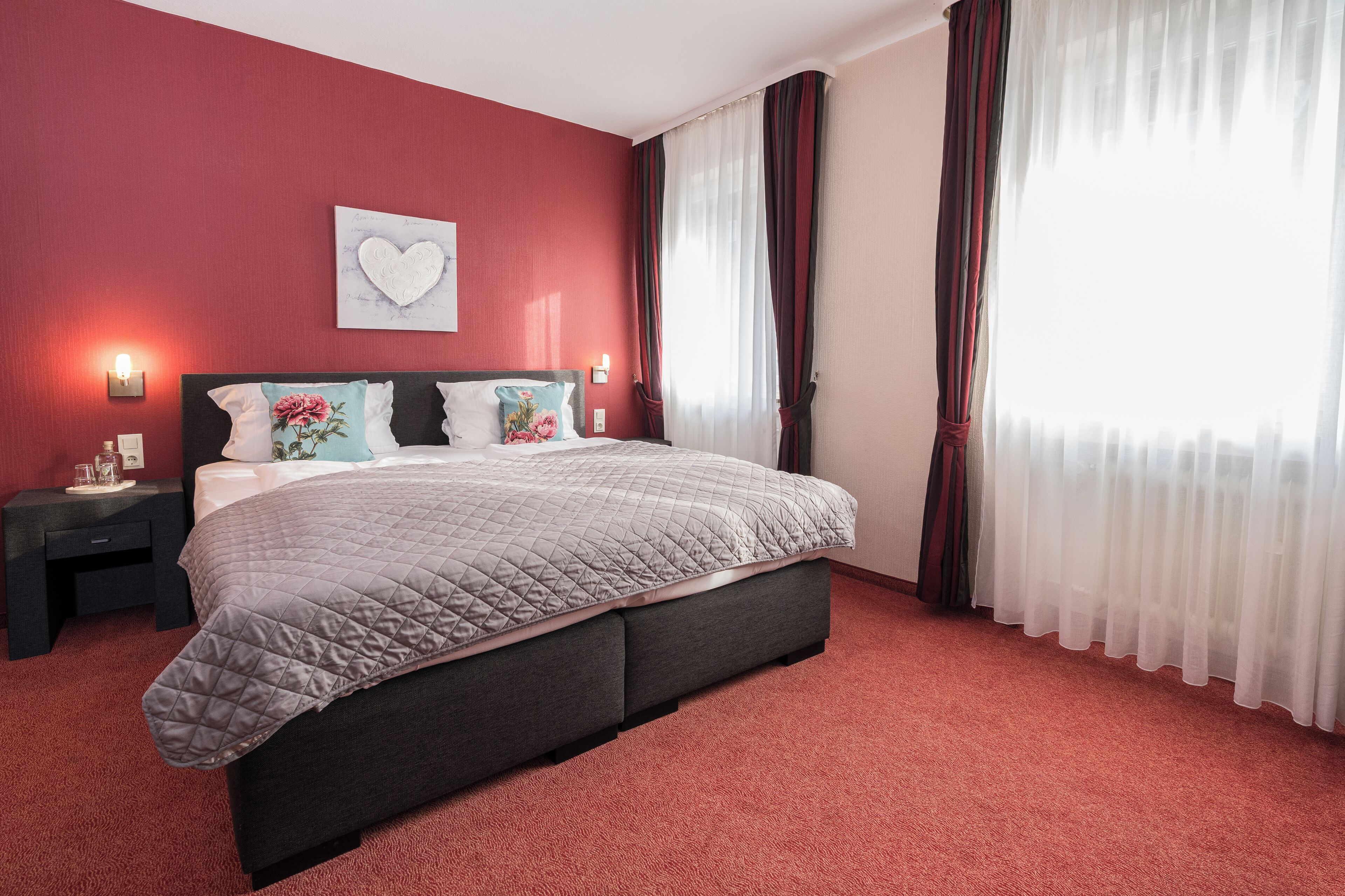 Ropa de cama hipoalergénica y caja de seguridad en la habitación 