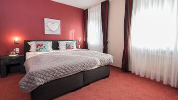 Ropa de cama hipoalergénica y caja de seguridad en la habitación