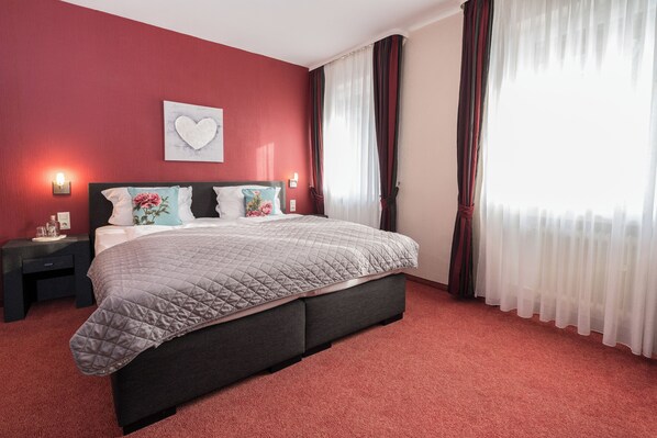 غرفة مزدوجة بتجهيزات أساسية | ملاءات للفراش لا تسبب الحساسية وخزنة داخل الغرفة ومكتب ومكواة/لوح كي