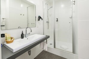 Dobbeltrom – basic | Bad | Dusj og håndklær