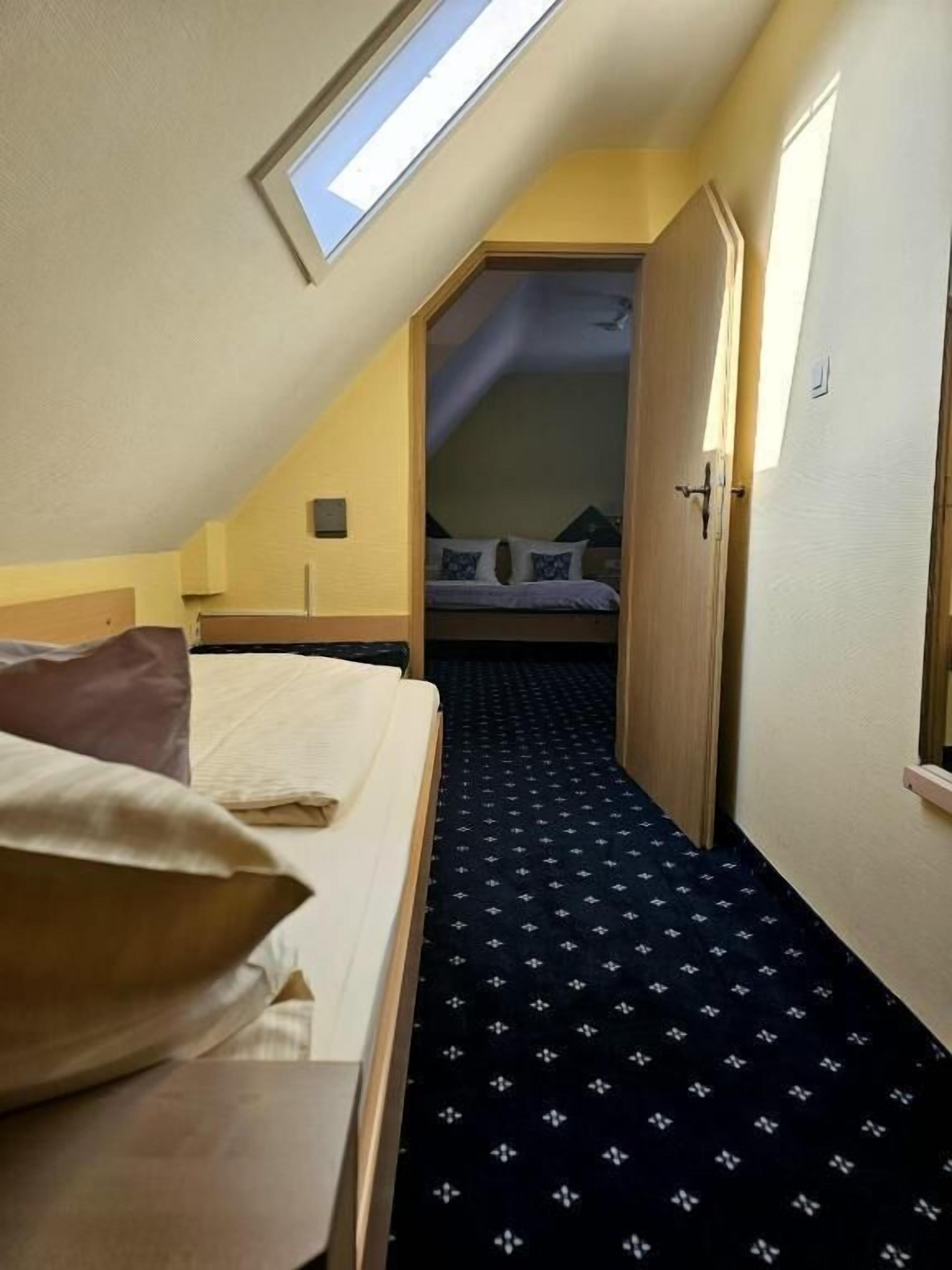 Triple Room | Hypo-allergenic bedding, in-room safe, desk, iron/ironing board