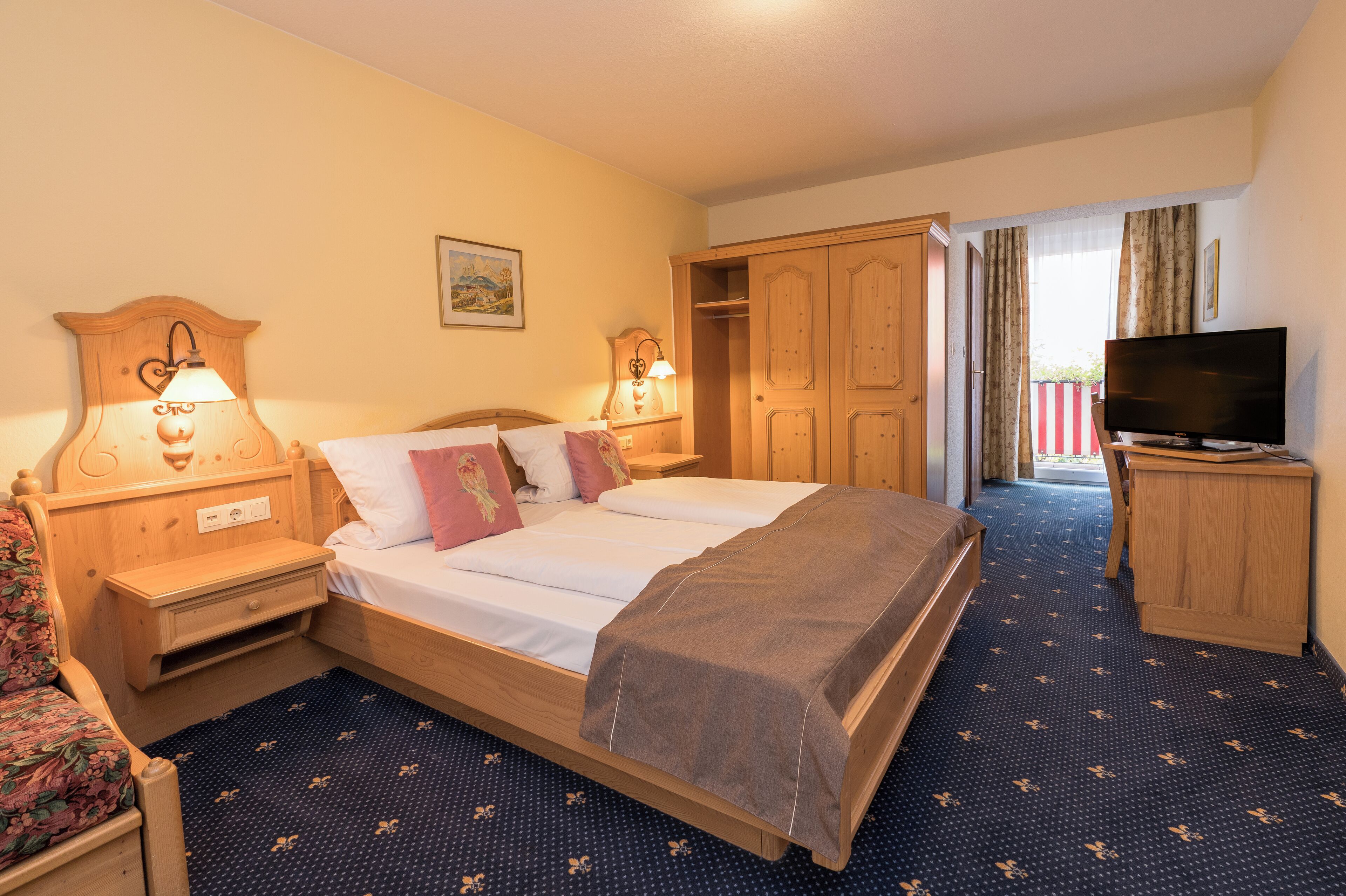 Classic Double Room | Hypo-allergenic bedding, in-room safe, desk, iron/ironing board