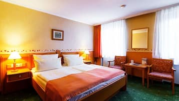 Quarto casal básico | Roupas de cama antialérgicas, cofres nos quartos, escrivaninha