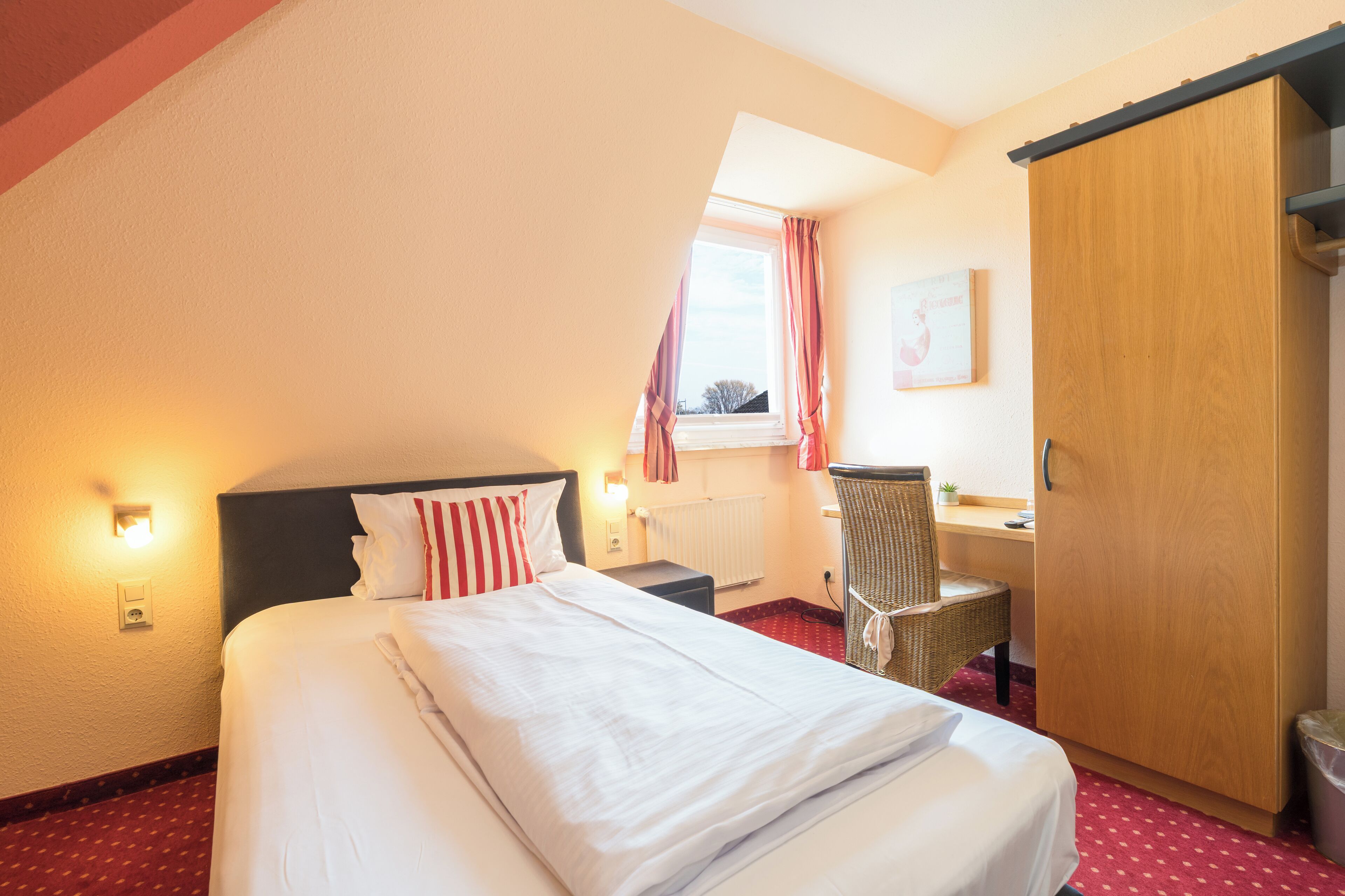 Enkeltrom – basic | Allergitestet sengetøy, safe på rommet, skrivebord og strykejern/-brett