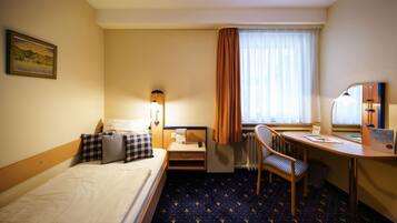 Basic-enkeltværelse | Allergivenligt sengetøj, pengeskab på værelset, skrivebord