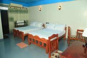 In-room safe, soundproofing, iron/ironing board, free WiFi