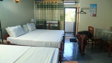 1 kamar tidur, brankas, kedap suara, dan setrika/meja setrika