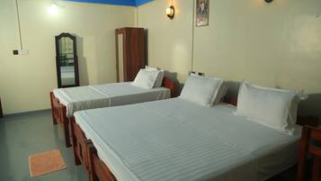 1 kamar tidur, brankas, kedap suara, dan setrika/meja setrika