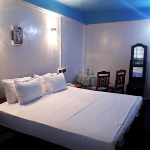 In-room safe, soundproofing, iron/ironing board, free WiFi