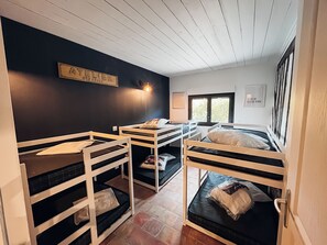 7 bedrooms, WiFi, bed sheets