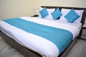 Desk, laptop workspace, free WiFi, bed sheets - HOTEL GAYATRI Dwarka (Dwarka)