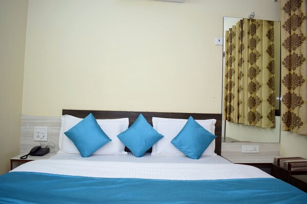 Desk, laptop workspace, free WiFi, bed sheets
