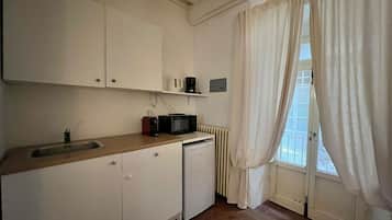 Køleskab, mikrobølgeovn, opvaskemaskine, brødrister