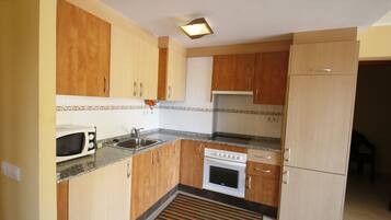 Réfrigérateur, micro-ondes, four, cafetiÚre/bouilloire