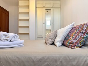 3 bedrooms, iron/ironing board, bed sheets