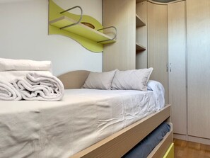 3 bedrooms, iron/ironing board, bed sheets