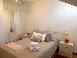 3 bedrooms, iron/ironing board, bed sheets