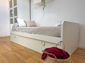 3 bedrooms, iron/ironing board, bed sheets