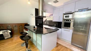 Kühlschrank, Mikrowelle, Ofen, Geschirrspüler