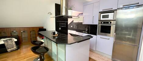 Réfrigérateur, four à micro-ondes, un four, lave-vaisselle