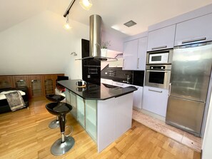 Kühlschrank, Mikrowelle, Ofen, Geschirrspüler