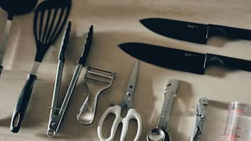 Divers utensílios de cozinha dispostos sobre uma superfície bege.