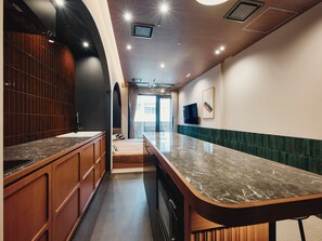 Frigobar, microondas, placa de cocina, utensilios de cocina