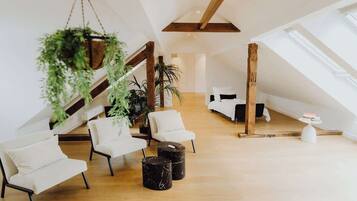 3 bedrooms, desk, iron/ironing board, travel crib