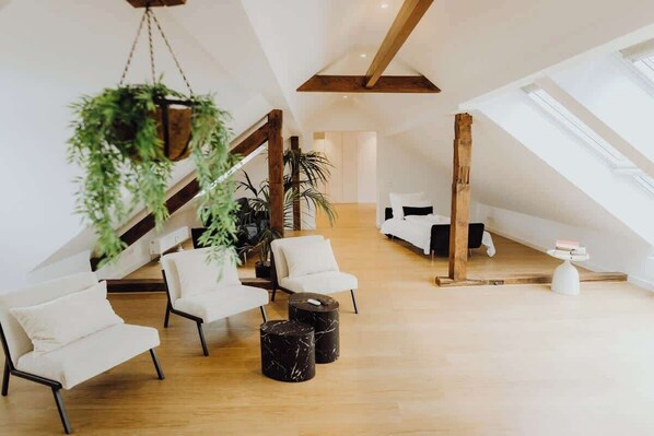 3 室のベッドルーム、デスク、アイロン / アイロン台、旅行用ベビーベッド