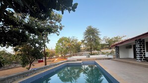 Hồ bơi ngoài trời
