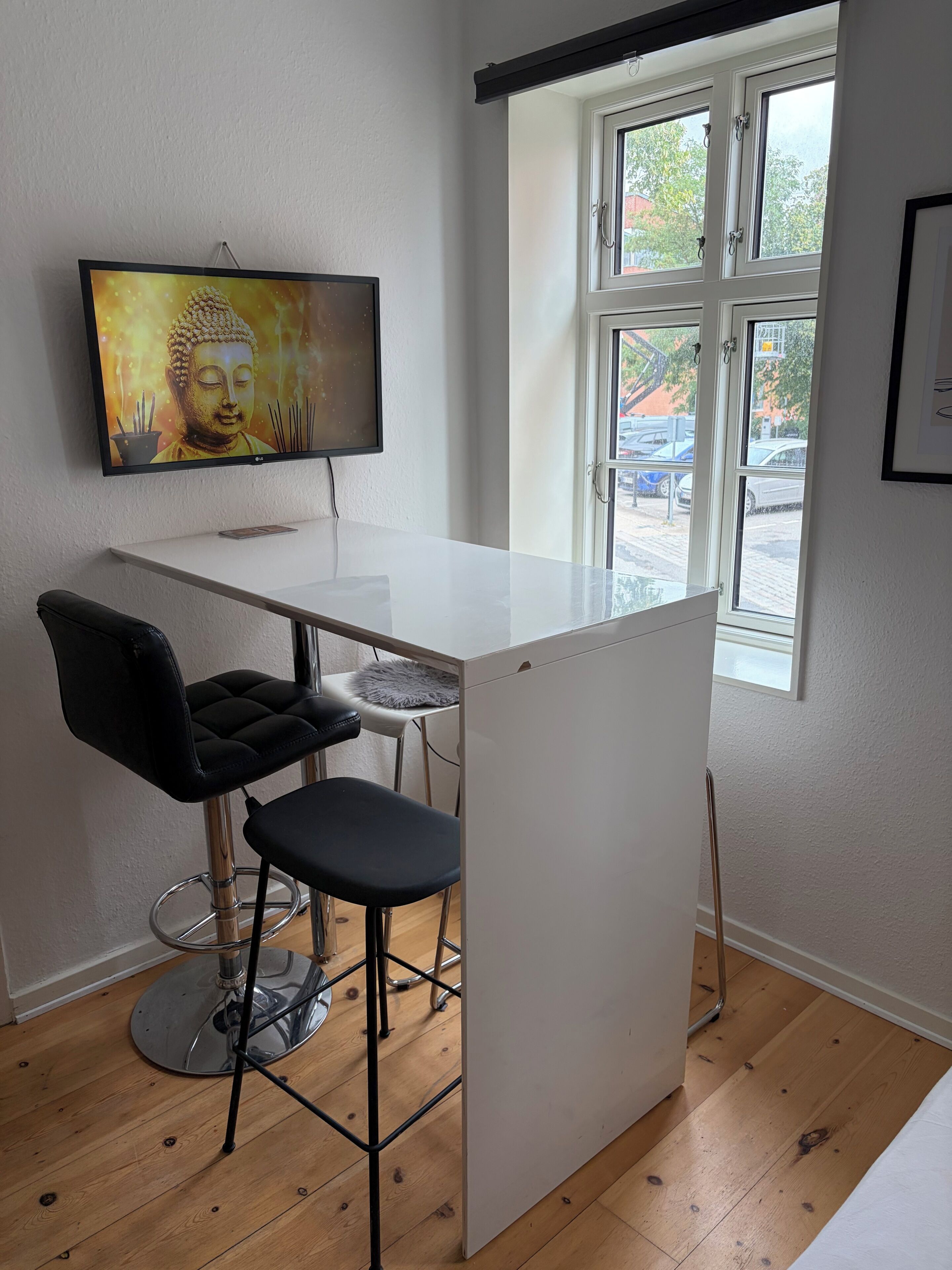 Basic-Apartment, 2 Schlafzimmer, Kochnische, zum Garten hin | Essbereich im Zimmer