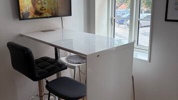 Basic-Apartment, 2 Schlafzimmer, Kochnische, zum Garten hin | Essbereich im Zimmer