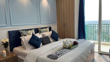 1 bedroom, desk, WiFi, bed sheets