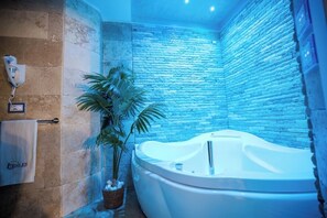 Secadora de cabello, bidet, toallas, jabón