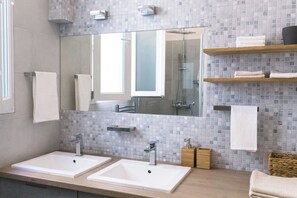 Haartrockner, Handtücher, Seife, Toilettenpapier