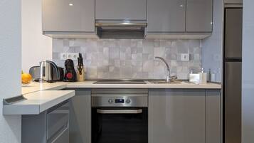 Micro-ondes, four, plaque de cuisson, cafetiĂšre/bouilloire