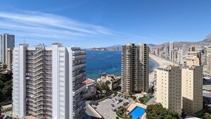 A high-rise building with a view of the sea and a pool area. - TROPIC MAR sweet apartment (Benidorm)